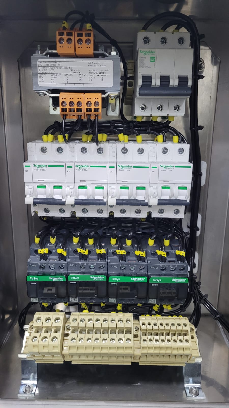 Montagem de painéis elétricos